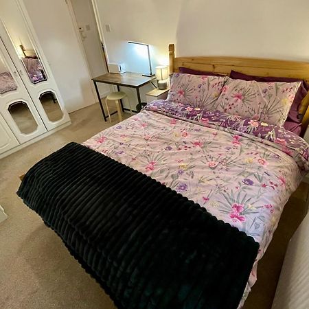 צ'לטנהם Vernon Place Town Centre, Vernon Cottage 3-Bed With Parking, 1A Vernon Court 2-Bed With Parking, 1B Studio No Parking, Off The High Street Next To Sandford Park מראה חיצוני תמונה