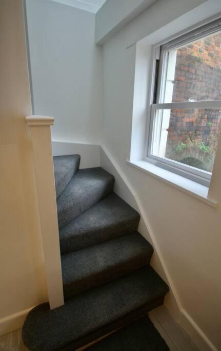 צ'לטנהם Vernon Place Town Centre, Vernon Cottage 3-Bed With Parking, 1A Vernon Court 2-Bed With Parking, 1B Studio No Parking, Off The High Street Next To Sandford Park מראה חיצוני תמונה