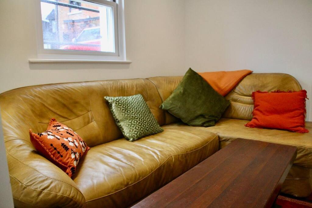 צ'לטנהם Vernon Place Town Centre, Vernon Cottage 3-Bed With Parking, 1A Vernon Court 2-Bed With Parking, 1B Studio No Parking, Off The High Street Next To Sandford Park מראה חיצוני תמונה