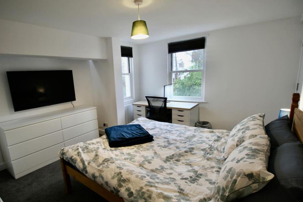 צ'לטנהם Vernon Place Town Centre, Vernon Cottage 3-Bed With Parking, 1A Vernon Court 2-Bed With Parking, 1B Studio No Parking, Off The High Street Next To Sandford Park מראה חיצוני תמונה