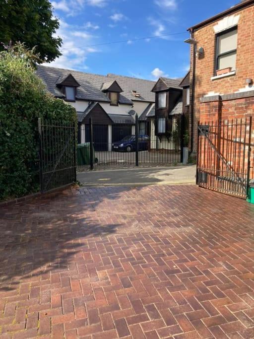 צ'לטנהם Vernon Place Town Centre, Vernon Cottage 3-Bed With Parking, 1A Vernon Court 2-Bed With Parking, 1B Studio No Parking, Off The High Street Next To Sandford Park מראה חיצוני תמונה