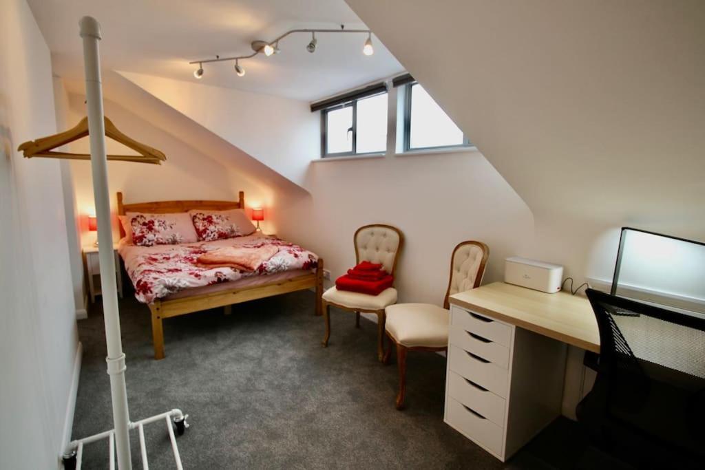 צ'לטנהם Vernon Place Town Centre, Vernon Cottage 3-Bed With Parking, 1A Vernon Court 2-Bed With Parking, 1B Studio No Parking, Off The High Street Next To Sandford Park מראה חיצוני תמונה