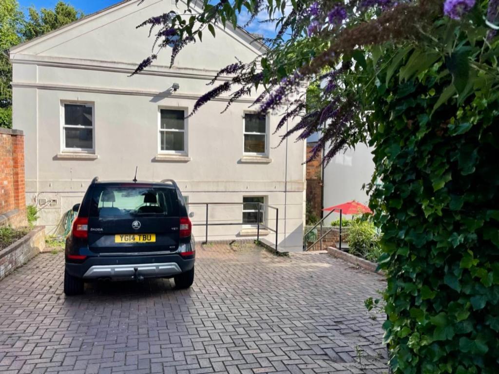צ'לטנהם Vernon Place Town Centre, Vernon Cottage 3-Bed With Parking, 1A Vernon Court 2-Bed With Parking, 1B Studio No Parking, Off The High Street Next To Sandford Park מראה חיצוני תמונה