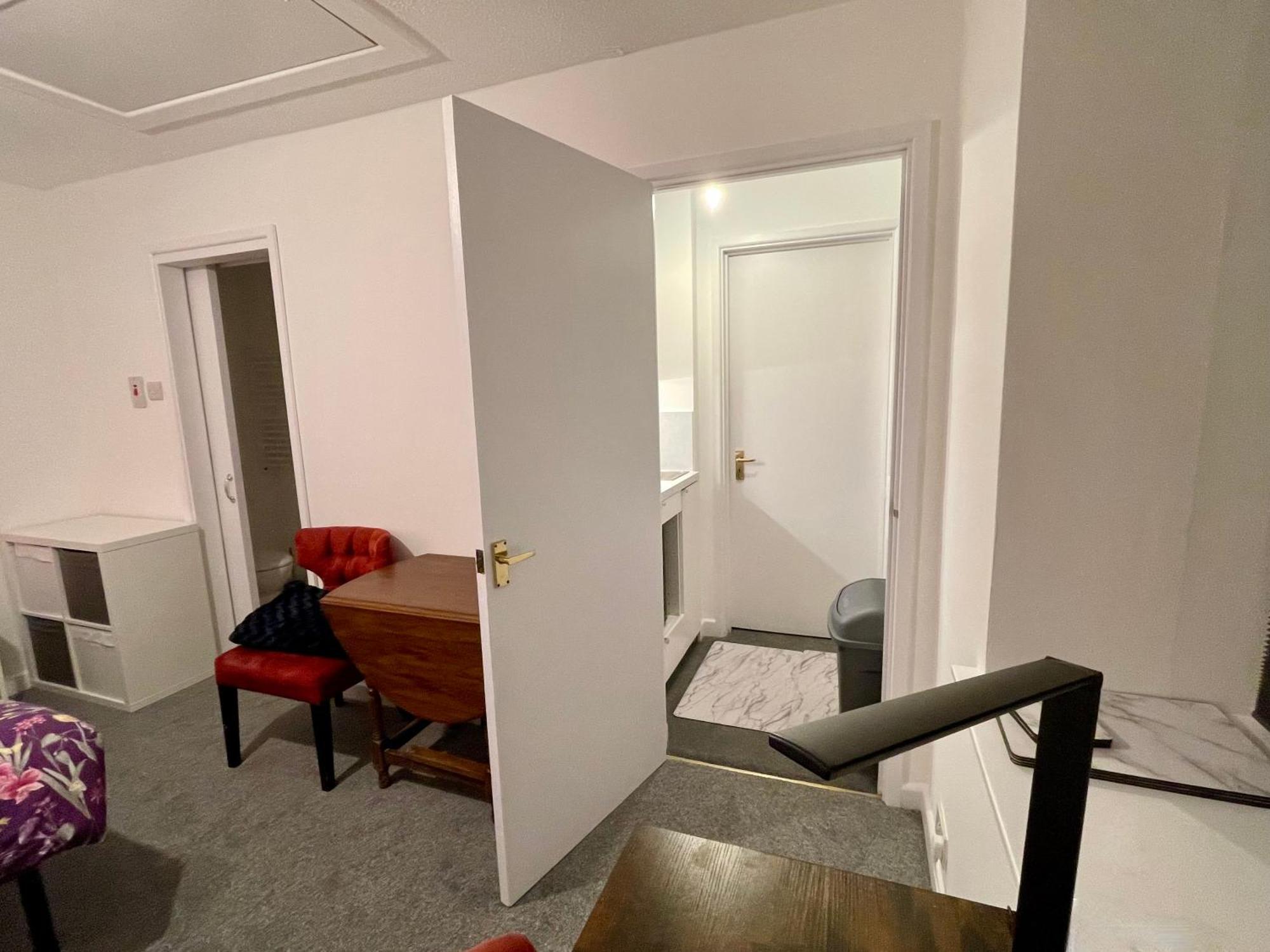 צ'לטנהם Vernon Place Town Centre, Vernon Cottage 3-Bed With Parking, 1A Vernon Court 2-Bed With Parking, 1B Studio No Parking, Off The High Street Next To Sandford Park מראה חיצוני תמונה