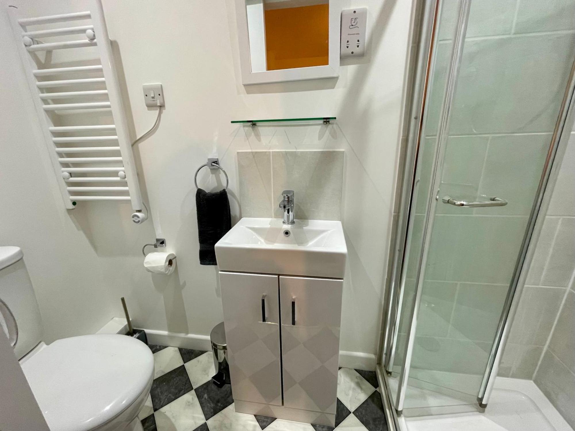 צ'לטנהם Vernon Place Town Centre, Vernon Cottage 3-Bed With Parking, 1A Vernon Court 2-Bed With Parking, 1B Studio No Parking, Off The High Street Next To Sandford Park מראה חיצוני תמונה
