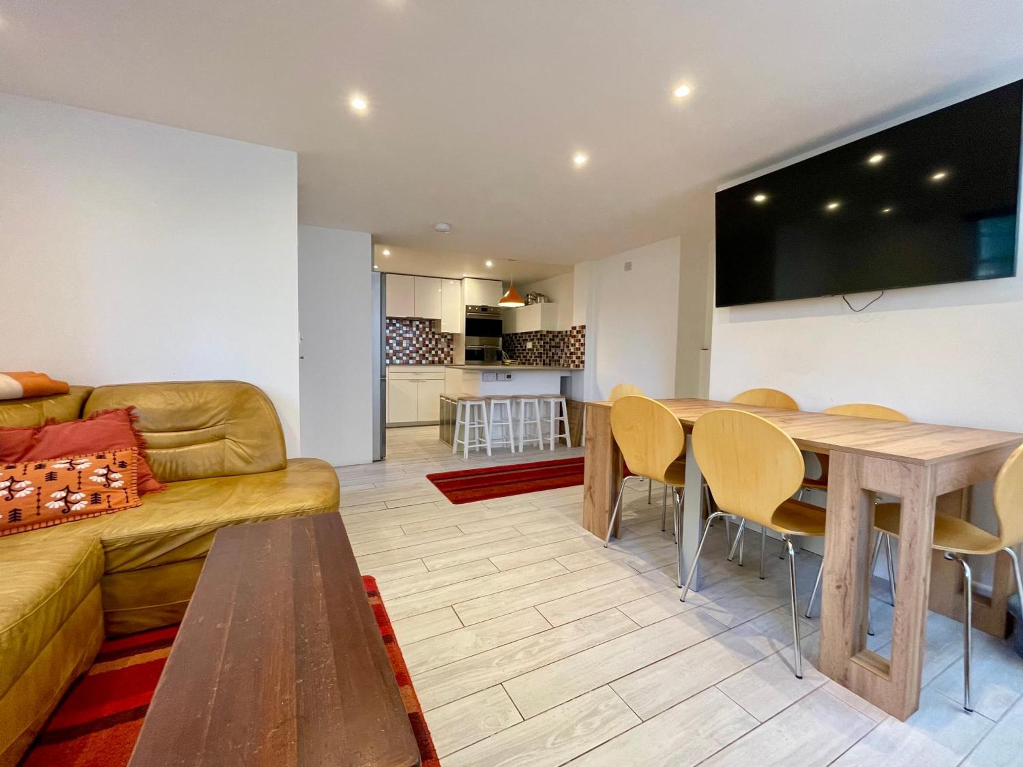 צ'לטנהם Vernon Place Town Centre, Vernon Cottage 3-Bed With Parking, 1A Vernon Court 2-Bed With Parking, 1B Studio No Parking, Off The High Street Next To Sandford Park מראה חיצוני תמונה