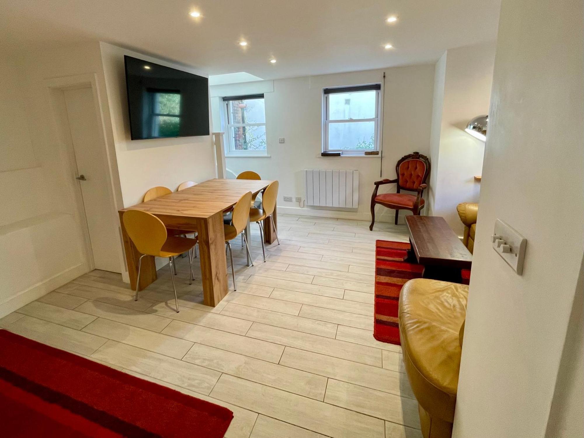 צ'לטנהם Vernon Place Town Centre, Vernon Cottage 3-Bed With Parking, 1A Vernon Court 2-Bed With Parking, 1B Studio No Parking, Off The High Street Next To Sandford Park מראה חיצוני תמונה