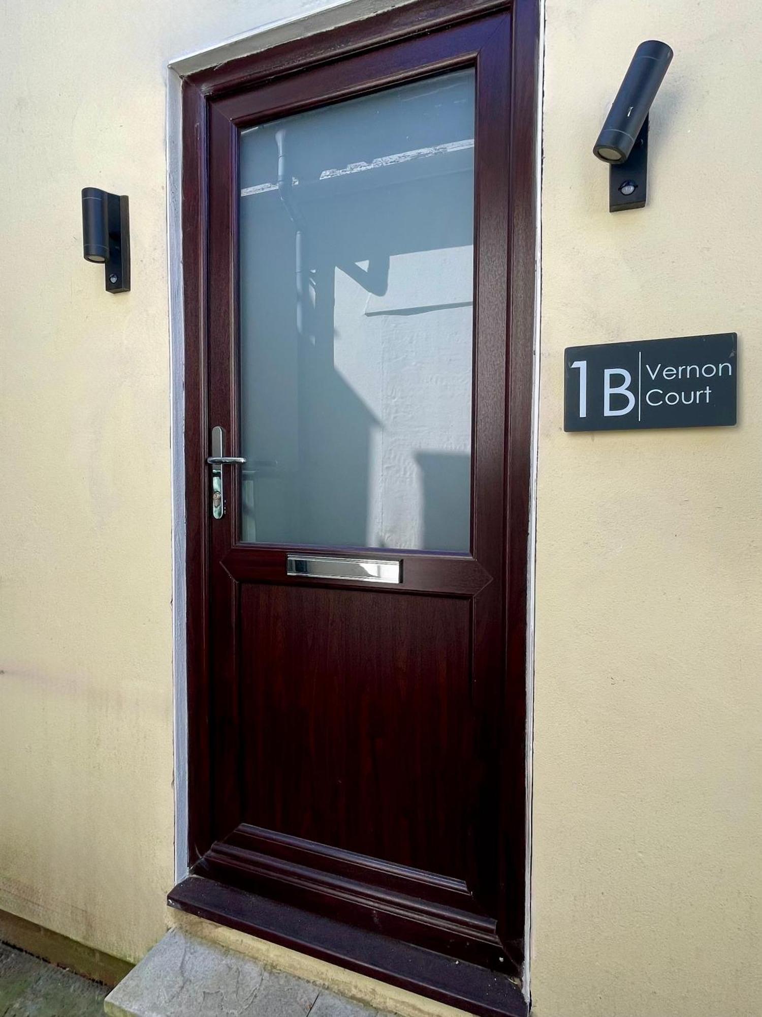 צ'לטנהם Vernon Place Town Centre, Vernon Cottage 3-Bed With Parking, 1A Vernon Court 2-Bed With Parking, 1B Studio No Parking, Off The High Street Next To Sandford Park מראה חיצוני תמונה