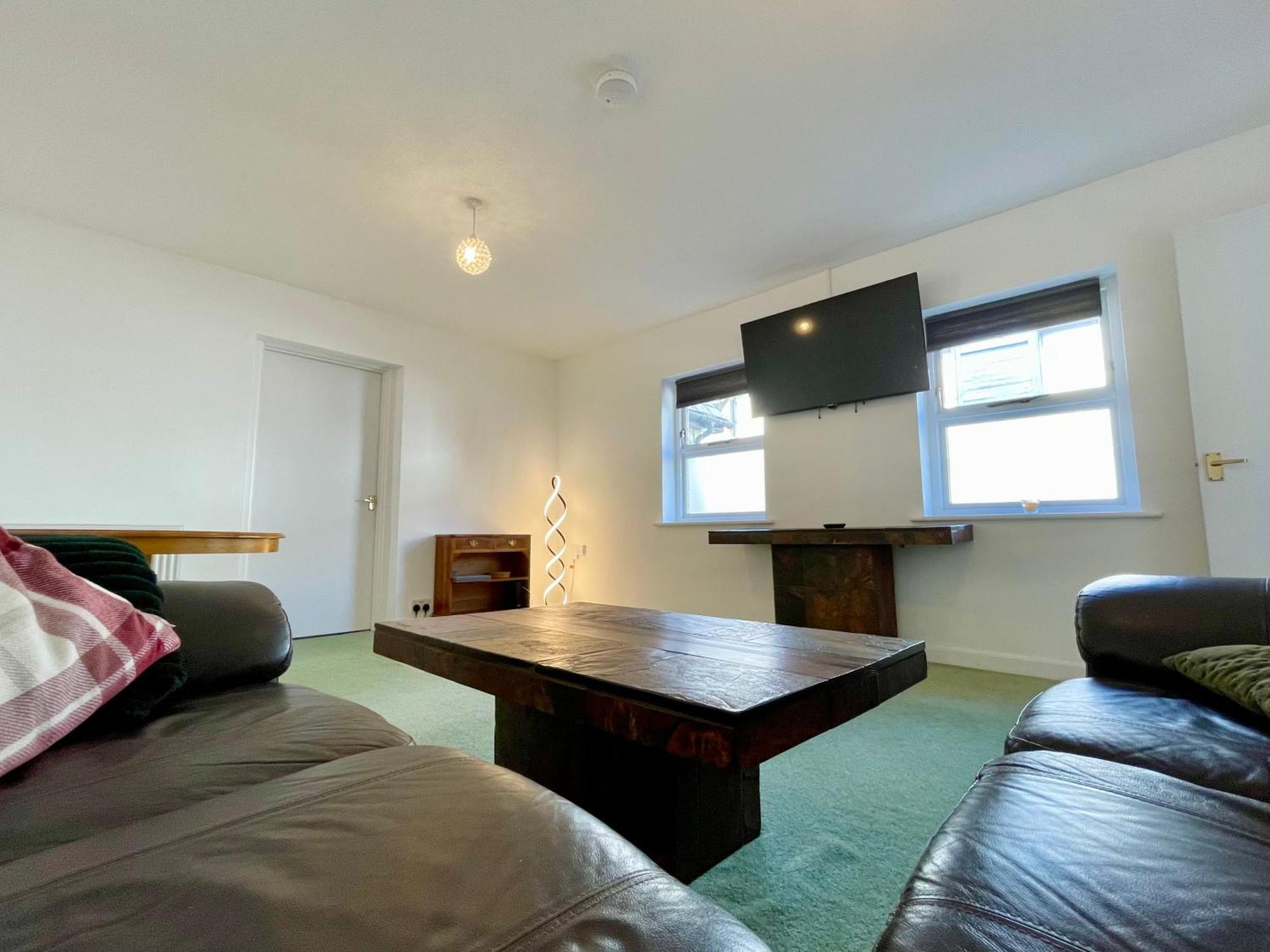 צ'לטנהם Vernon Place Town Centre, Vernon Cottage 3-Bed With Parking, 1A Vernon Court 2-Bed With Parking, 1B Studio No Parking, Off The High Street Next To Sandford Park מראה חיצוני תמונה